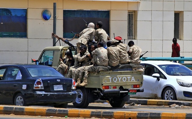Milizionre patrouillieren durch die Hauptstadt Khartum.   | Foto: - (AFP)