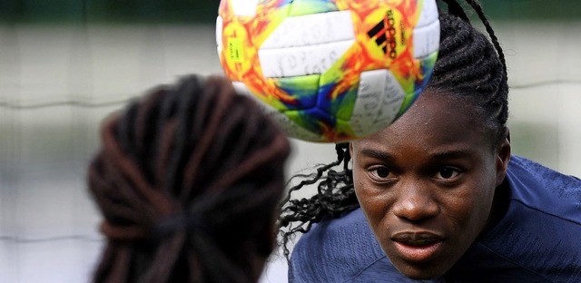 Die franzsische Verteidigerin Griedge Mbock Bathy beim Training  | Foto: FRANCK FIFE (AFP)