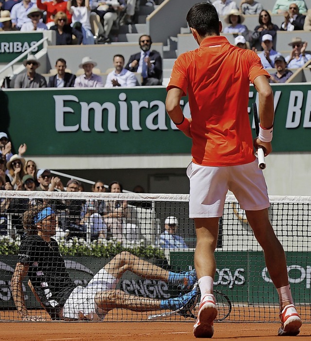 Enttuscht auf dem Hosenboden: Alexand...n keine  Chance gegen Novak Djokovic.   | Foto: Michel Euler (dpa)