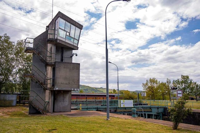 Der Turm der Le-Corbusier-Schleuse (c...die vollverglaste Aussichtsplattform.   | Foto: Joss Andres