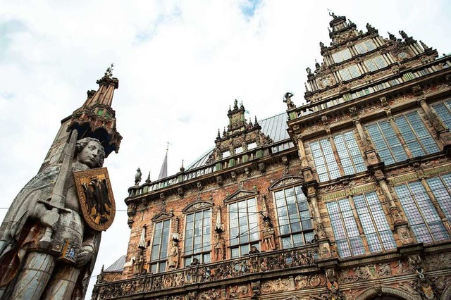 Der Roland (links) neben dem Bremer Rathaus  | Foto: Mohssen Assanimoghaddam (dpa)