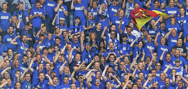 Mit denen nicht: Paderborner Fans mach...kurrenten aus Leipzig mchtig mobil.    | Foto: Robert Michael (dpa)