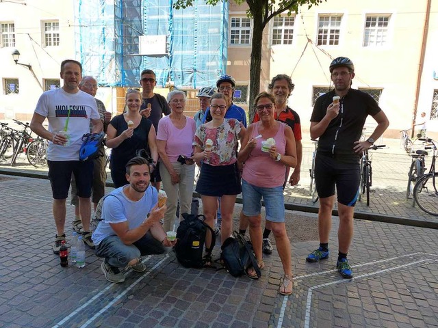 Die Radler aus Pfaffenweiler belohnen sich in Freiburg  mit einem leckeren Eis.  | Foto: Sarah Schdler