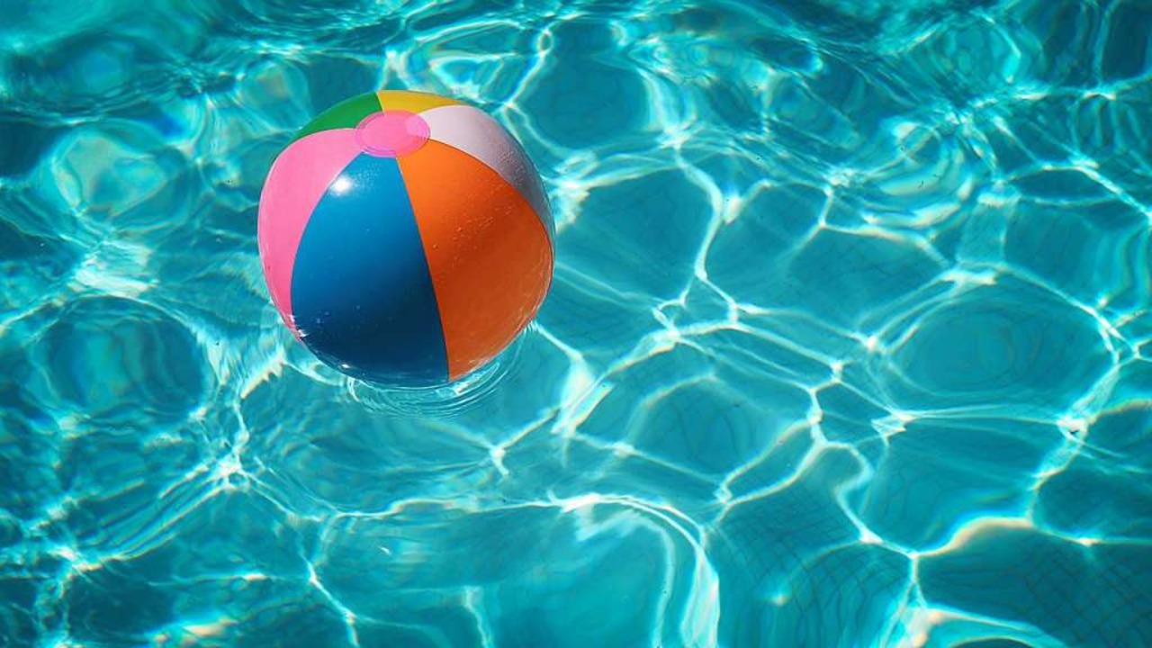 Abkhlung gesucht: Ab ins Freibad!  | Foto: Raphael Biscaldi (unsplash.com)