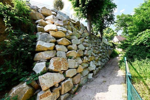 Hebsackweg bleibt wegen einer meterhohen Steinmauer weiter gesperrt