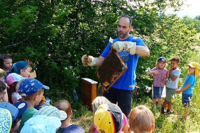 Imker Andreas Fuchs war zu Besuch im Denzlinger Waldkindergarten.   | Foto: Claudia Bachmann-Goronzy