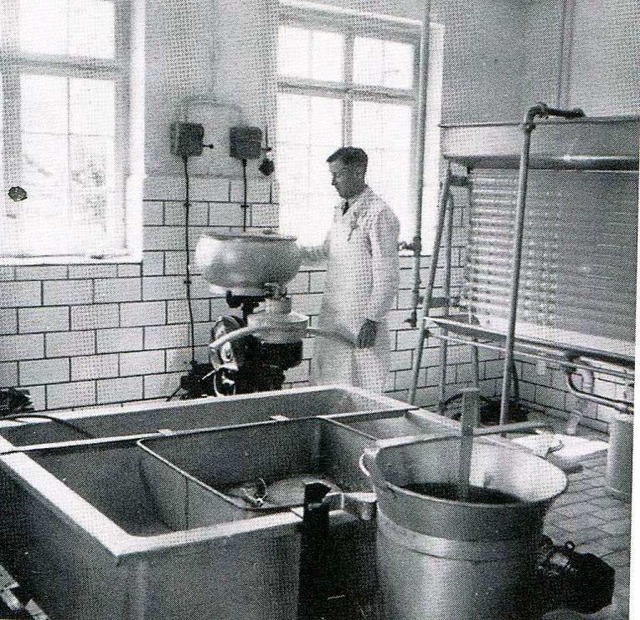 Blick in die  Milchannahmestelle am Ba...estelle noch  bis in die 1970er Jahre.  | Foto: Chronik Hans Schmider