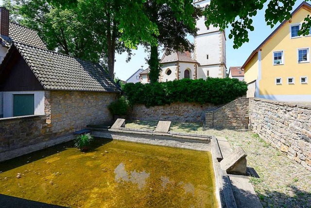 Das Brunnenbecken des Wschbachs liegt neben der St.-Stephan-Kirche.  | Foto: Ingo Schneider