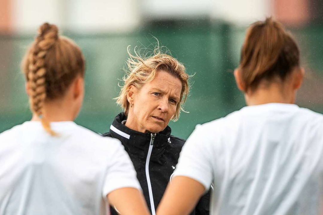 Martina Voss-Tecklenburg, Trainerin de...annschaft der Frauen mit Spielerinnen.  | Foto: Sebastian Gollnow (dpa)
