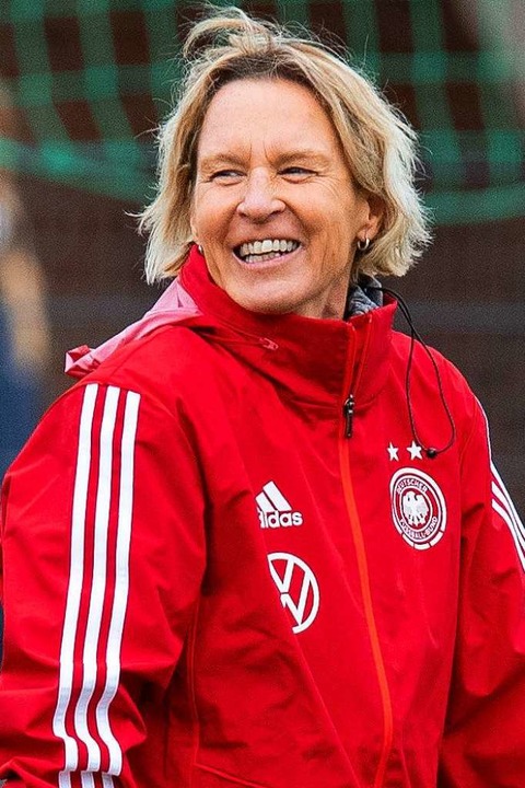 Frhlich angespannt: Martina Voss-Teck... Fuball-Nationalmannschaft der Frauen  | Foto: Guido Kirchner