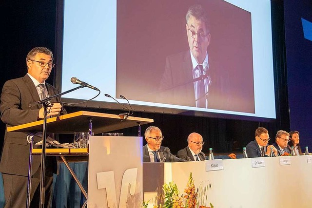 Vorstandsvorsitzender Norbert Lange be...n Stand der Volksbank nach der Fusion.  | Foto: Volker Mnch