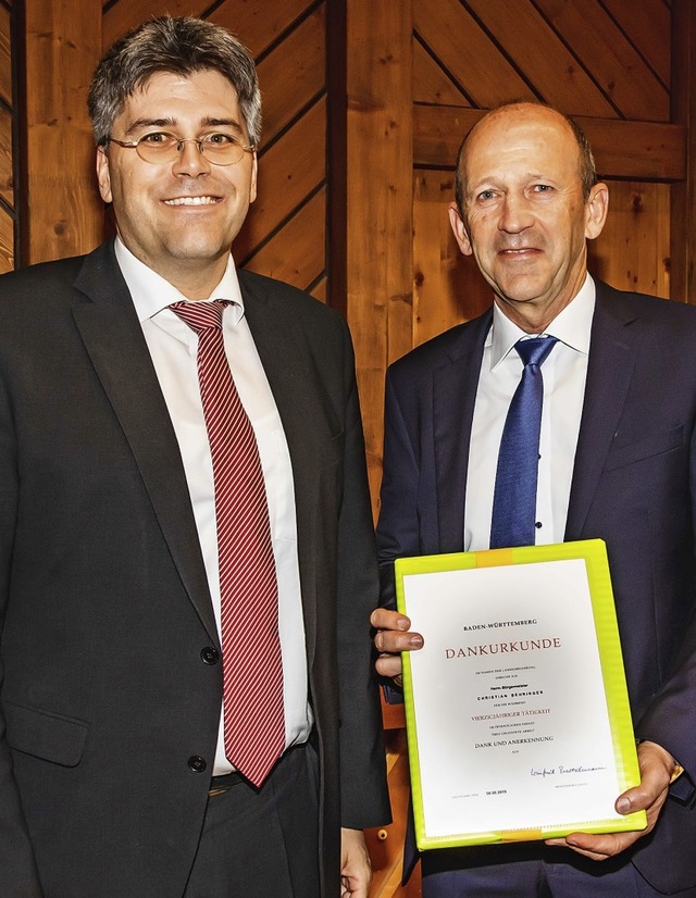 Landrat Martin Kistler (links) hatte z...sident Winfried Kretschmann im Gepck.  | Foto: Wilfried Dieckmann