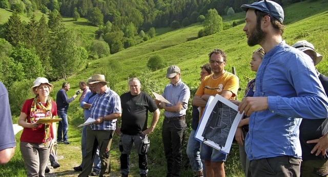 Eine deutsch-franzsische Jury begutachtet eine Wiese ein Bernau-Hof.   | Foto: Ulrike Spiegelhalter