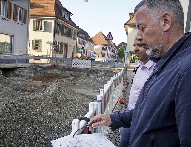 Hans-Jrgen van Akkeren, ehrenamtliche... der Grabungsstelle in der Hauptstrae  | Foto: Ilona Huege