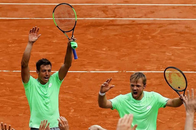 Andreas Mies (links) und Kevin Krawietz nach ihrem Sieg im Halbfinale  | Foto: Frank Molter (dpa)