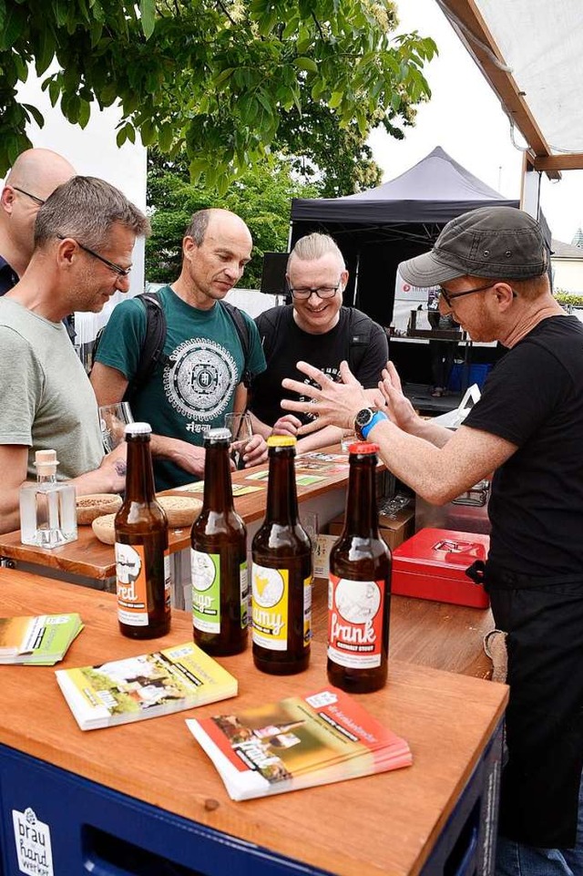 Chrisitan Scholz (rechts) von &#8222;D...die Geschmacksrichtungen seiner Biere.  | Foto: Thomas Kunz