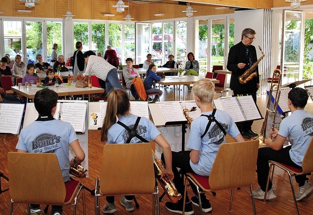 Die Junior Edition von Bonds Bigband spielte im Domhof auf.   | Foto: Norbert Sedlak