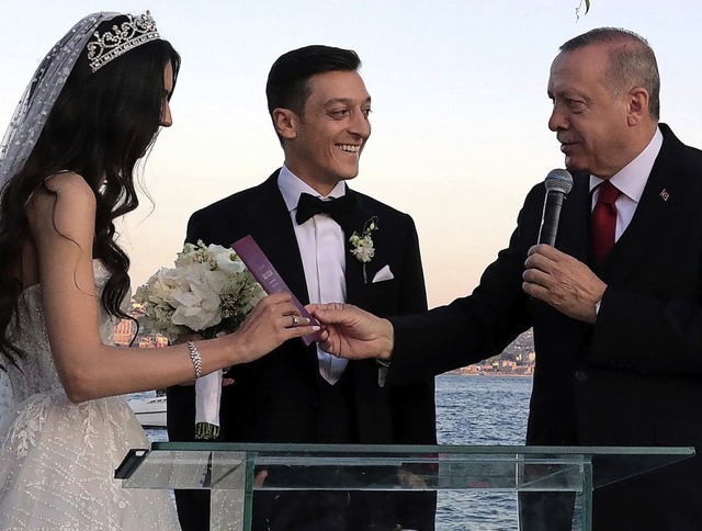 Der trkische Prsident Erdogan (r.)  ...zil (30) und seiner Ehefrau Amine (26)  | Foto: Uncredited (dpa)