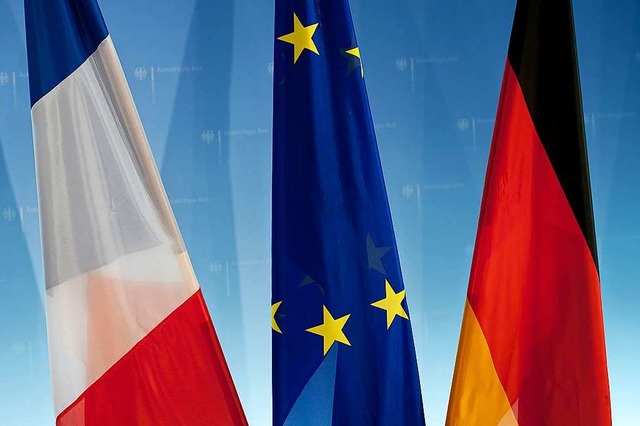 Die Fahnen von Frankreich, der EU und Deutschland (Symbolbild).  | Foto: Sven Hoppe