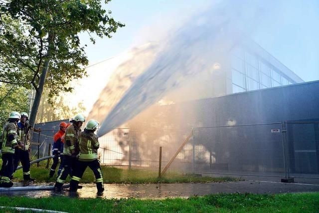 So hat die Feuerwehr bei der Suche nach dem Leck in der Staschull-Halle geholfen