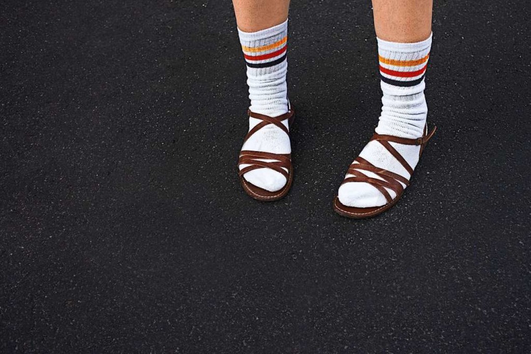 Socken in den Sandalen sind typisch Deutsch. So zumindest das Klischee.  | Foto: Jala (Photocase.de)