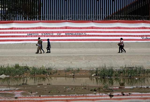 Migranten gehen  Ciudad Juarez an eine...e aus Mexiko sind zunchst vom Tisch.   | Foto: Christian Torres (dpa)