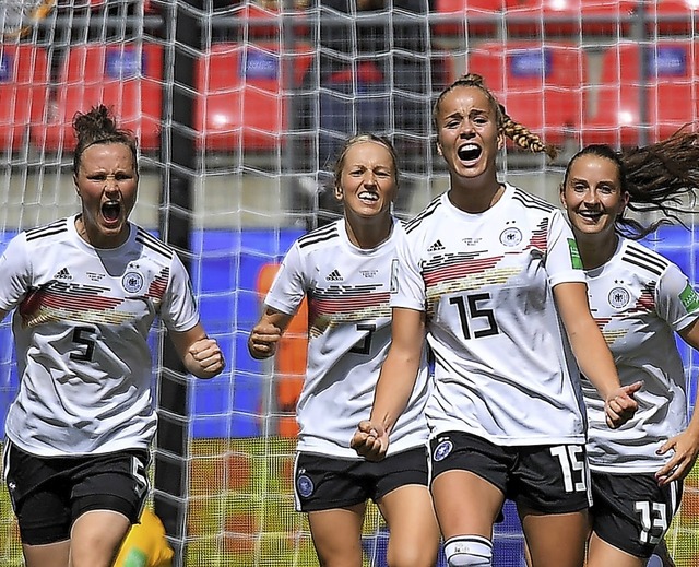 berschumend vor Glck: Giulia Gwinn ...e von rechts) nach ihrem Siegtreffer.   | Foto: LOIC VENANCE (AFP)