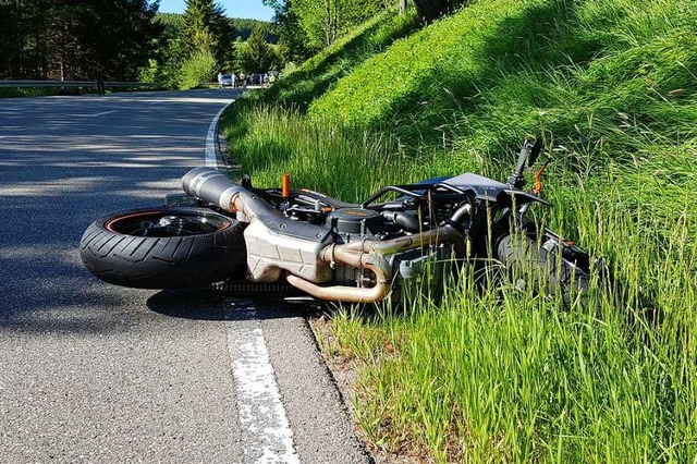 Zwischen Schluchsee und Fischbach wurde ein Motorradfahrer schwer verletzt.  | Foto: Kamera24