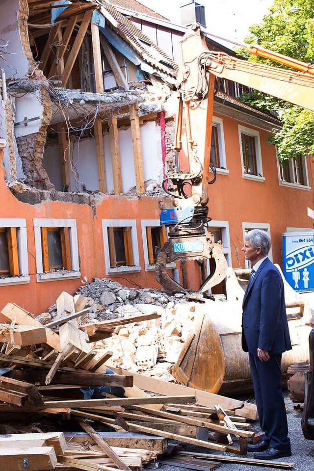 Brgermeister Benitz steht vor einem T...beim Abriss des rckwrtigen Rathauses  | Foto: Deckert Ralf
