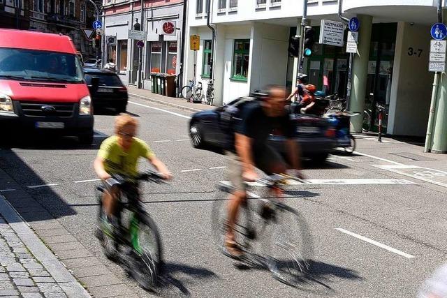 Kaum Platz fr Fahrrder in neuer Fahrradstrae in Freiburg