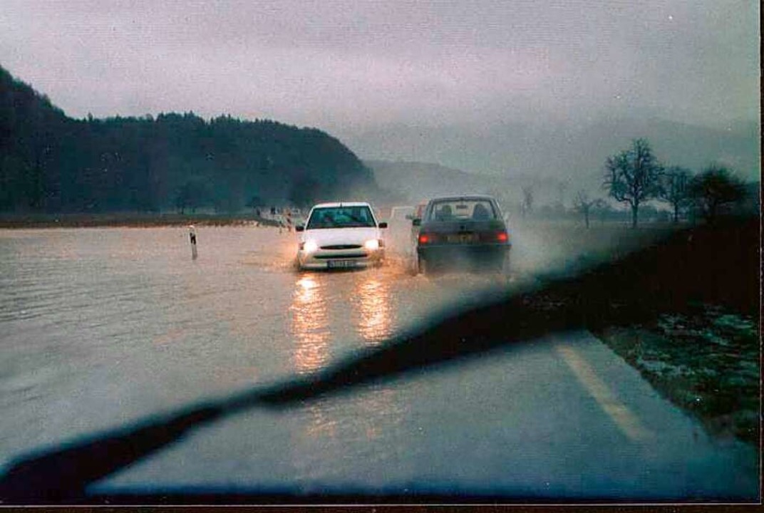 Die B34 bei Schwörstadt beim Februarhochwasser  | Foto: Helmut Kohler