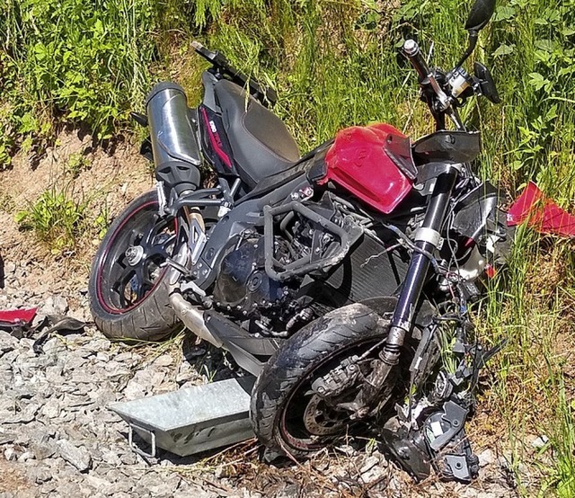 Unfall auf der L170: Der Motorradfahrer zieht sich leichte Verletzungen zu.   | Foto: Olaf Thor