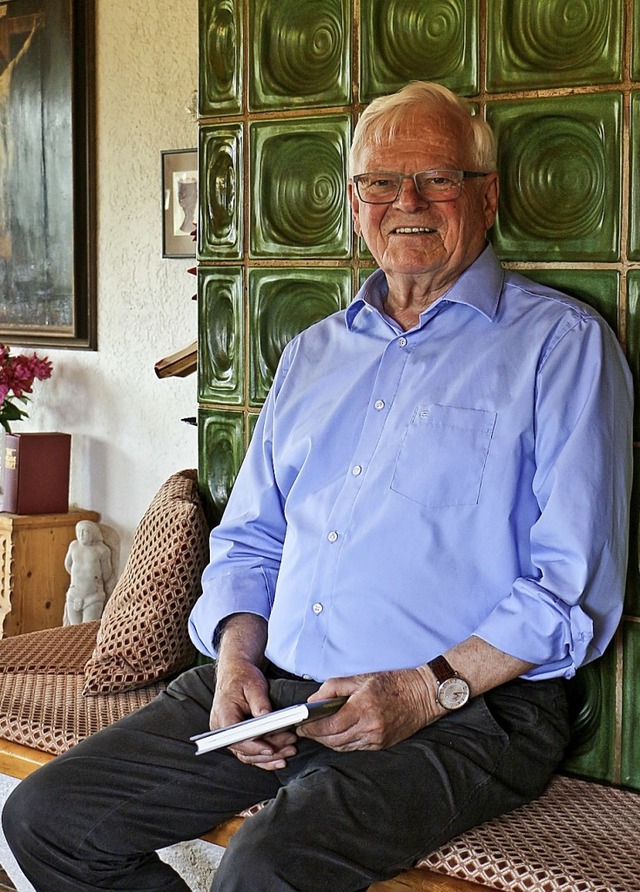 Altbrgermeister Helmut Eitenbenz zu Hause am Kachelofen   | Foto: Ruth Seitz