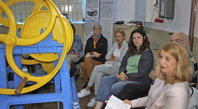 Nicht vor, sondern mitten im Publikum ...ambelet bei der Lesung im Quellenhaus.  | Foto: Rolf Reimann