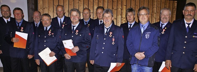 Geehrt: Mit dem Feuerwehrehrenzeichen ...und Kommandant Thomas Mutter (rechts).  | Foto: Werner Probst