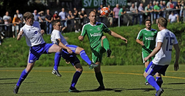 Jan Schfer ist umringt von Ottenheimer Spielern, kann den Ball aber behaupten.   | Foto: Pressebro Schaller