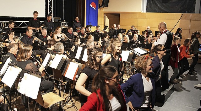 Das Orchester spielte beim Bollyhood-K...Tnzerinnen im Vordergrund aufpeppten.  | Foto: Karin Hei