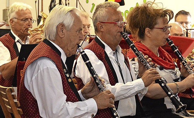 Die Dinkelberger Musikanten begeistert... Rechts:  Partyspa bei der Rocknacht   | Foto: Edgar Steinfelder