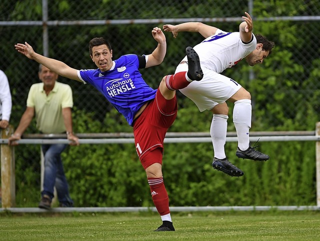 Spiel ohne Ball: Jochen Gtz (l.) von ... gegen den Erzinger Valentin Loparco.   | Foto: Patrick Seeger