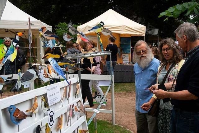 Besucher stbern begeistert beim Kunsthandwerkermarkt in Sulzburg