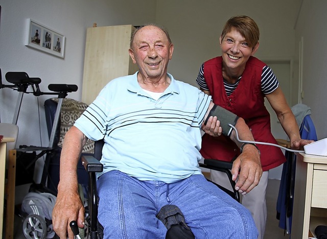 Altenpflegerin Helga Walz misst Johann... Altenpflegerin entschieden zu haben.   | Foto: Niederberger, Holger