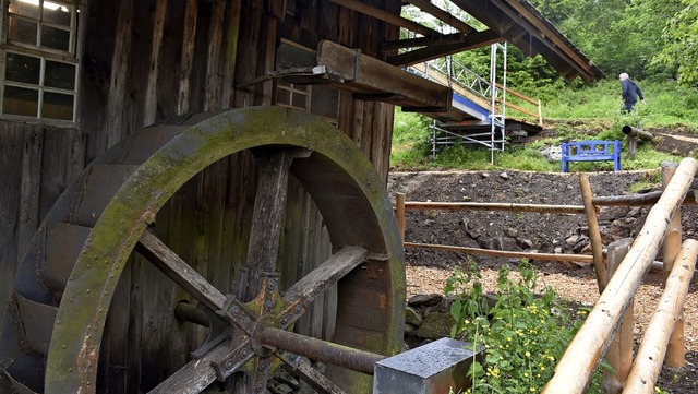 Das Rad der Rankmhle in St. Mrgen so...orischer Steg zur Tenne wurde gebaut.   | Foto: Thomas Biniossek