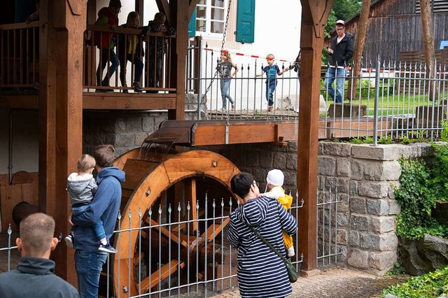 Jung und Alt interessierten sich fr die Mechanik der Mhle.  | Foto: Volker Mnch