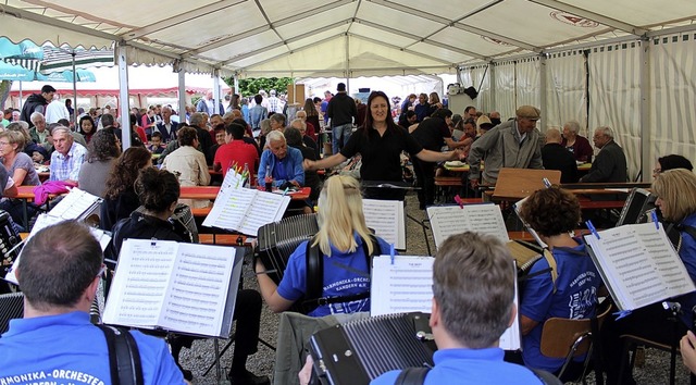 Das Harmonika-Orchester Kandern  im  Festzelt  | Foto: Reinhard Cremer