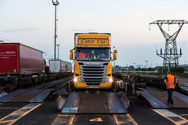 Schadstoffarm: der Transport von Lkw per rollende Landstrae   | Foto: Oliver Huber