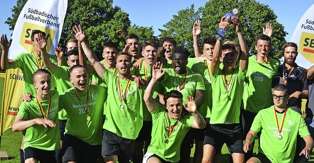 Die SG Hlzlebruck bejubelt ihren Pokalsieg bei den A-Junioren. 