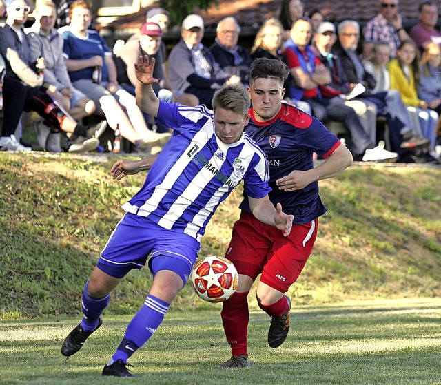 Spannendes Spitzenspiel vor 400 Zuscha...edoch Schlchttal um Elias Drflinger.  | Foto: Michael Neubert