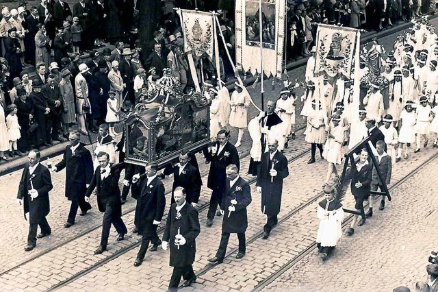 Der glserne Schrein mit den sterblich... bei der Fronleichnamsprozession 1919.  | Foto: Archiv Hans Sigmund