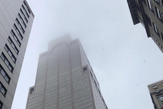 Hubschrauber auf Dach von Wolkenkratzer in New York gestrzt
