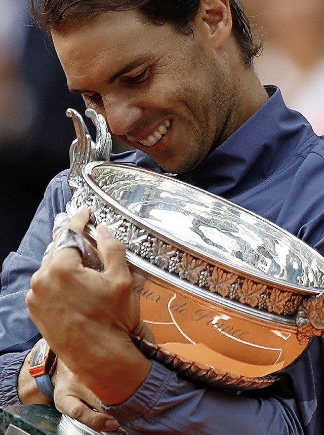 Der liebgewonnene Pokal: Rafael Nadal.  | Foto: Pavel Golovkin (dpa)